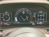 スタイリッシュなメーターパネルが、運転席を洗練された空間に演出します。様々な情報を視覚的に確認でき、安全運転をサポートします。