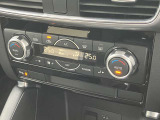 設定した温度に対して風量を自動調整してくれる、オートエアコンを装備しております。