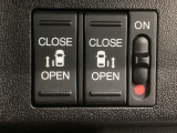 【両側パワースライドドア】両側がパワースライドドアになっており、運転席のスイッチやスマートキーでも開閉が可能です!開口部も広いので乗り降りも楽々♪