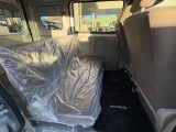 荷室とフラットにするためベンチシートです。