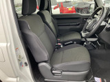 運転席は、シンプルで機能的なデザイン。シートの形状は、長時間のドライブでも疲れにくいよう設計されています。