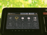 CDやBluetooth、USBなど、様々なメディアに対応。お好みの音楽で、車内を心地よい空間に変えられます。多彩な入力方法でエンターテインメント性を向上。
