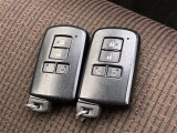 ドアの開閉時、両手が荷物で塞がっている時はキーレスでのカギの解除が大変ですよね。スマートキーはポケットやバッグに入れておけば、ノブに触れただけでロックの解除が可能です。とても便利な機能です。