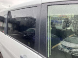 プライバシーガラスが搭載されておりますので、車内のプライバシーを保護してくれます。