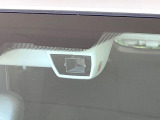 【アイサイトVer2】前方の車両等を検知し、衝突しそうな時は警報で注意を促し、ブレーキを踏む力をサポート。ブレーキを踏めなかった場合は衝突被害軽減ブレーキが作動、衝突回避をサポートします。