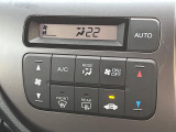 【オートエアコン】一度お好みの温度に設定すれば、車内の温度を検知し風量や温度を自動で調整。暑い&hellip;寒い&hellip;と何度もスイッチ操作をする必要はありません。快適な車内空間には必須の機能ですね♪