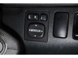 狭い場所も苦になりません。電動格納ドアミラー装備。