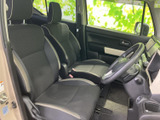 広々とした室内空間で、ゆったりとくつろげます。運転席からの視界も広く、運転操作も快適に行えます。長距離運転も疲れにくいでしょう。