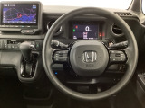 【ハンドル】運転にかかわる様々な操作を安全に行えるように視点移動が少なく操作性に配慮されたスイッチ類が凝縮されたコックピットです。