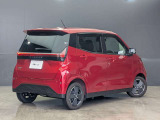 水平基調のリヤコンビネーションランプがワイド感を強調。EVらしいクリーンでモダンなデザインが、後ろ姿からも感じられます。