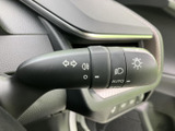 操作しやすい位置に配置されたウインカーレバー。スムーズな操作で、安全な車線変更をサポートします。街乗りから高速道路まで、安心ドライブを。
