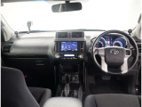 デザインもよく、居心地のよい運転席ですね。分かりやすいスイッチ類ですから操作もしやすく運転をサポートします。ぜひご来店いただき、実際にお座りいただいてステアリングを握ってみてください!