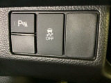 VSA装備車です。VSAはドライバーの操作と車の動きを見守っています。もし車の挙動が乱れたとき、4輪別々にブレーキをかけたり、エンジンパワーをしぼることによって車を安定させます。