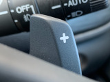 ■パドルシフト■ステアリングから手を離さずに、簡単にシフトチェンジ。マニュアル車感覚のシフトチェンジが愉しめます。自分の手で操縦している感が増して運転を愉しく出来る装備です!