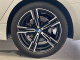 BMWの純正アロイホイールは軽量かつ強度にも優れているホイールで走行性能を引き上げる設計になっております。足元にもBMWは妥協がなくこだわっている個所になります。