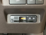 ハンドルの右下にETCがついています。高速道路の料金所の通過も楽々です!。 カードの取り出しもしやすい場所についています。