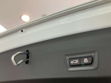 ボタン1つでリアハッチの開閉が可能です。またコンフォートアクセスが付いていれば鍵をポケットに入れた状態でキックで開閉も可能です。