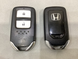 スマートキーを装備しています。鍵を差し込むことなくドアロックの開け閉めと、スタートボタン操作でのエンジンスタートができます。スペアキーも同じものを用意しております。