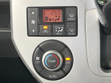 【オートエアコン】一度お好みの温度に設定すれば、車内の温度を検知し風量や温度を自動で調整。暑い&hellip;寒い&hellip;と何度もスイッチ操作をする必要はありません。快適な車内空間には必須の機能ですね♪