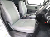 高いホールド性で運転姿勢が安定します。長距離ドライブでも疲れにくいのが魅力です。快適なドライビングライフをお送りください♪