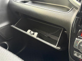 【グローブボックス】大容量のグローブボックスです!!車検証ケース他、日頃使う小物類の収納スペースもたくさんあります!