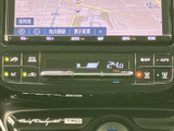 運転席から直感的に操作できるエアコンスイッチ。温度設定や風量調整がスムーズに行え、快適な車内環境を保てます。ドライブモードの切り替えも容易です。