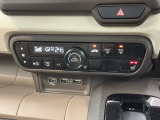 運転席側にはシートヒーターが付いています!寒い日に便利な装備ですね。