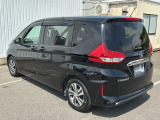 コンビネーションランプを高い位置に配置、後続車に見やすいデザインで安全にも配慮。