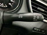 【オートライト】車のセンサーが周囲の明るさを感知し、自動でヘッドライトを点灯・消灯する機能です。この機能は夕暮れ時の交通事故が多い時間帯の安全性を高めてくれます。