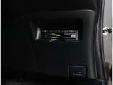 窓を開けずに料金所を通過できる今やもう必需品のETC!インパネにスッキリ装着したビルトインタイプです♪ETCカードの入れ忘れ・抜き忘れを音声やアラームで教えてくれるので、入れ忘れ・抜き忘れを防げます♪