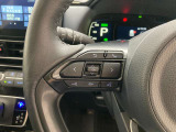 運転中、オーディオの操作をしてて、ハッとしたことはありませんか?ステアリングスイッチは、運転中でもハンドルでオーディオの操作が可能です。安全なドライブをサポートします。