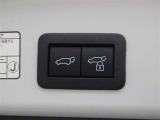 ハンズフリーパワーバックドア(挟み込み防止機能・停止位置メモリー機能・予約ロック機能付)が装備されています。スマートキーを携帯していれば、リヤバンパーの下に足を出し入れするだけで自動開閉します。
