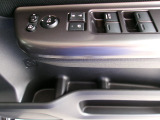 運転席から全ての窓の開閉ができます。ウィンドウロック機能はお子様のいたずら防止に有効です。