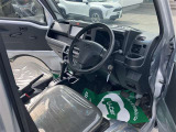 高いホールド性で運転姿勢が安定します。長距離ドライブでも疲れにくいのが魅力です。快適なドライビングライフをお送りください♪
