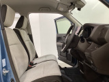 座面も厚みがあり背もたれも高く、広い足元にゆったり座れるシートです。運転席と助手席の間が空いている為、助手席側への移動がスムーズです。交通量の多い道でも助手席側から乗り降りができます。