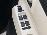 【パワーウィンドウ集中スイッチ】運転席のパワーウィンドスイッチ位置には運転以外の窓の開閉・ロック機能も付いています
