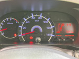 視認性の高いメーターは、運転に必要な情報を分かりやすく表示します。運転状況を常に把握でき、安全運転をサポートします。