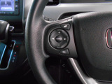 ステアリングオーディオリモコン。手元でナビやオーディオの操作も可能です。走行中でもハンドルから手を離さずに操作ができて安心です。