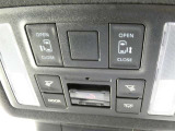 電動スライドドアのスイッチで車内からもスライドドアの開閉ができます。イージークローザー機能で半ドアになることも防止してくれます。