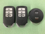スマートキー付きですからドアロックの開閉およびエンジンスタートが楽々です。電動スライドドアの開け閉めもボタンで操作できます。加えて、純正リモコンエンジンスターター用の操作キーもついています。