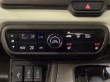 オートエアコンがついてますので、簡単操作で快適に過ごせます。リア熱線のスイッチの中にサイドミラーヒーターも入っています。パネル内のシートヒータースイッチは前席の左右別々に2段階で温度設定ができます。