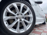 ●純正18インチアルミホイール:輸入車ならではの卓越した走りを支えるホイールと足回りです!日本車の走りに慣れている方にもぜひ体感して頂きたいほど、高いレベルでまとまっています!