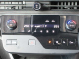 運転席、助手席それぞれ独立して温度設定ができる左右独立温度コントロールフルオートエアコン