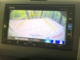 【バックカメラ】駐車時に後方がリアルタイム映像で確認できます。大型商業施設や立体駐車場での駐車時や、夜間のバック時に大活躍!運転スキルに関わらず、今や必須となった装備のひとつです!