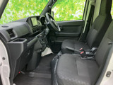 シンプルで機能的な運転席周り。操作しやすい配置で、スムーズなドライビングをサポートします。