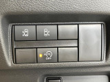 【ハンズフリー機能付き両側パワースライドドア】スライドドアの下に足先を入れてすぐ引くと、自動的にスライドドアが開閉します!荷物で両手がふさがった状態でも、ドアの開閉ができてとっても便利!