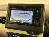 リバースギアに入れるだけで後方の表示へ切り替わります。夜間や雨の日の駐車も楽になりますよ。
