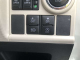 【スマートアシスト】 走行中に前方の車両等を認識し、衝突の可能性が有る時は警報音とブレーキで衝突回避と被害軽減をアシストしてくれます。安心してドライブをお楽しみいただけますね。