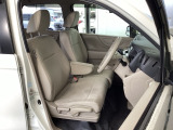 フロント広々、ベンチシートの運転席は、ハイトアジャスターが付いているので、快適にドライブができます。ハンドルはチルトステアリングで、ハンドル位置を上下に調節できます。