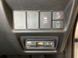 Hondaセンシング用の、VSA(ABS+TCS+横滑り抑制)解除と路外逸脱抑制機能などのオンオフスイッチはハンドルの右側に装備。その下にETCがついています。高速道路の料金所の通過も楽々です。